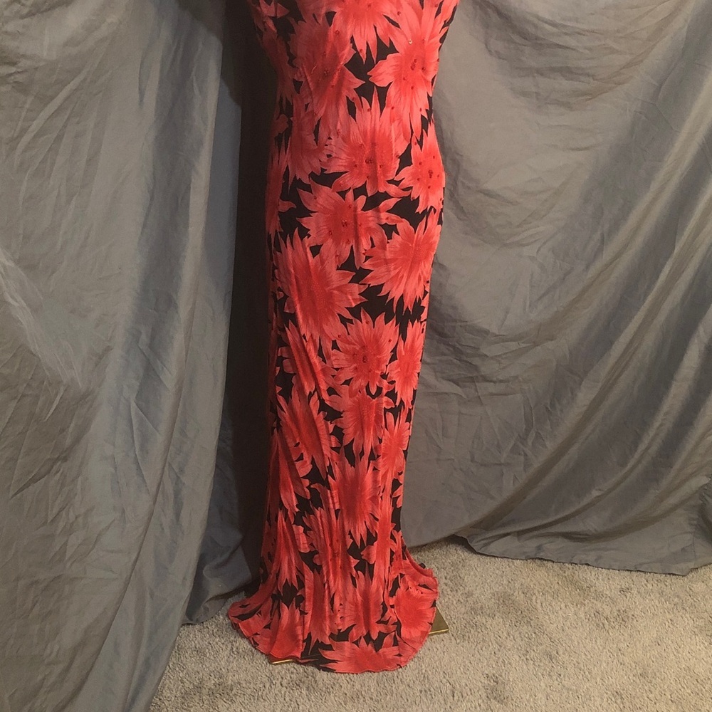 Chic Floral Maxi Dress in Red and Black - Picture 3 of 11
